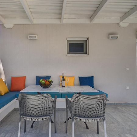 Molos Beachfront Apartments In Diakopto Eksteriør billede