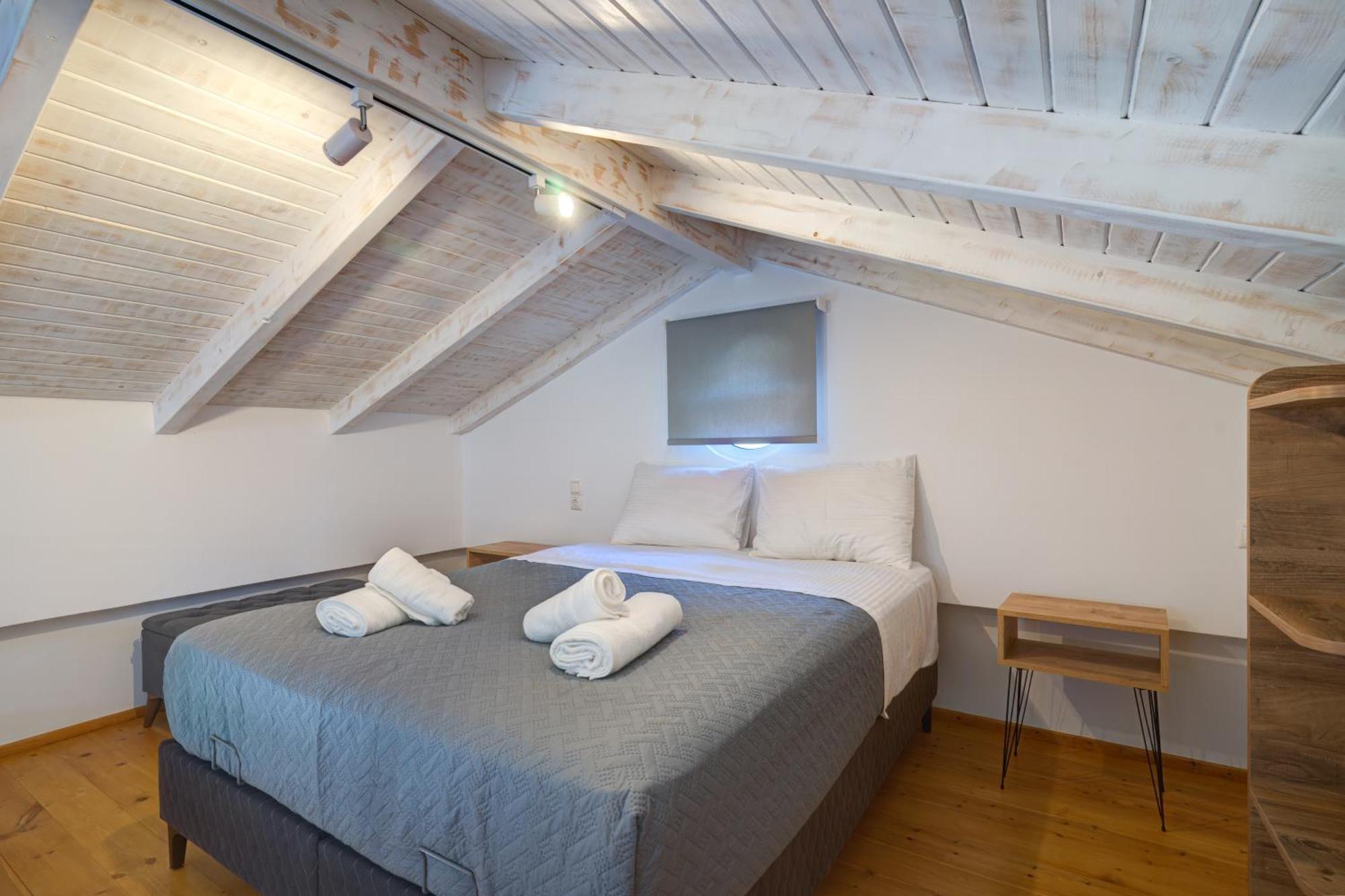 Molos Beachfront Apartments In Diakopto Eksteriør billede