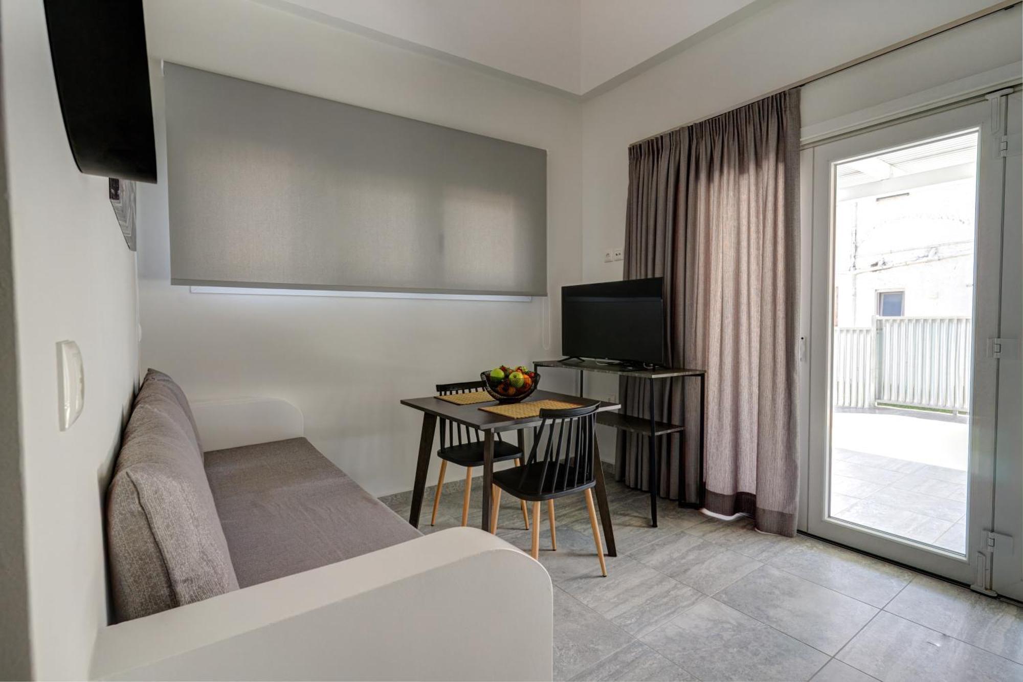 Molos Beachfront Apartments In Diakopto Eksteriør billede