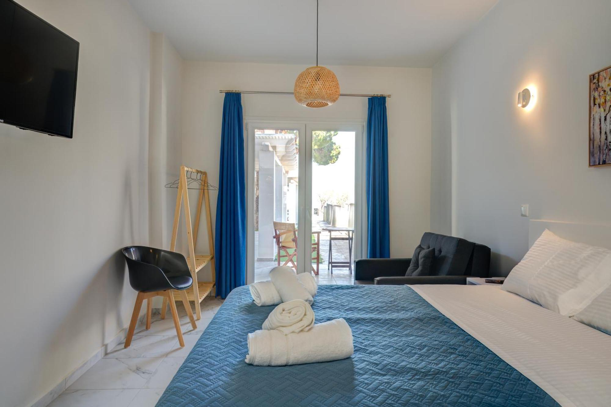 Molos Beachfront Apartments In Diakopto Eksteriør billede