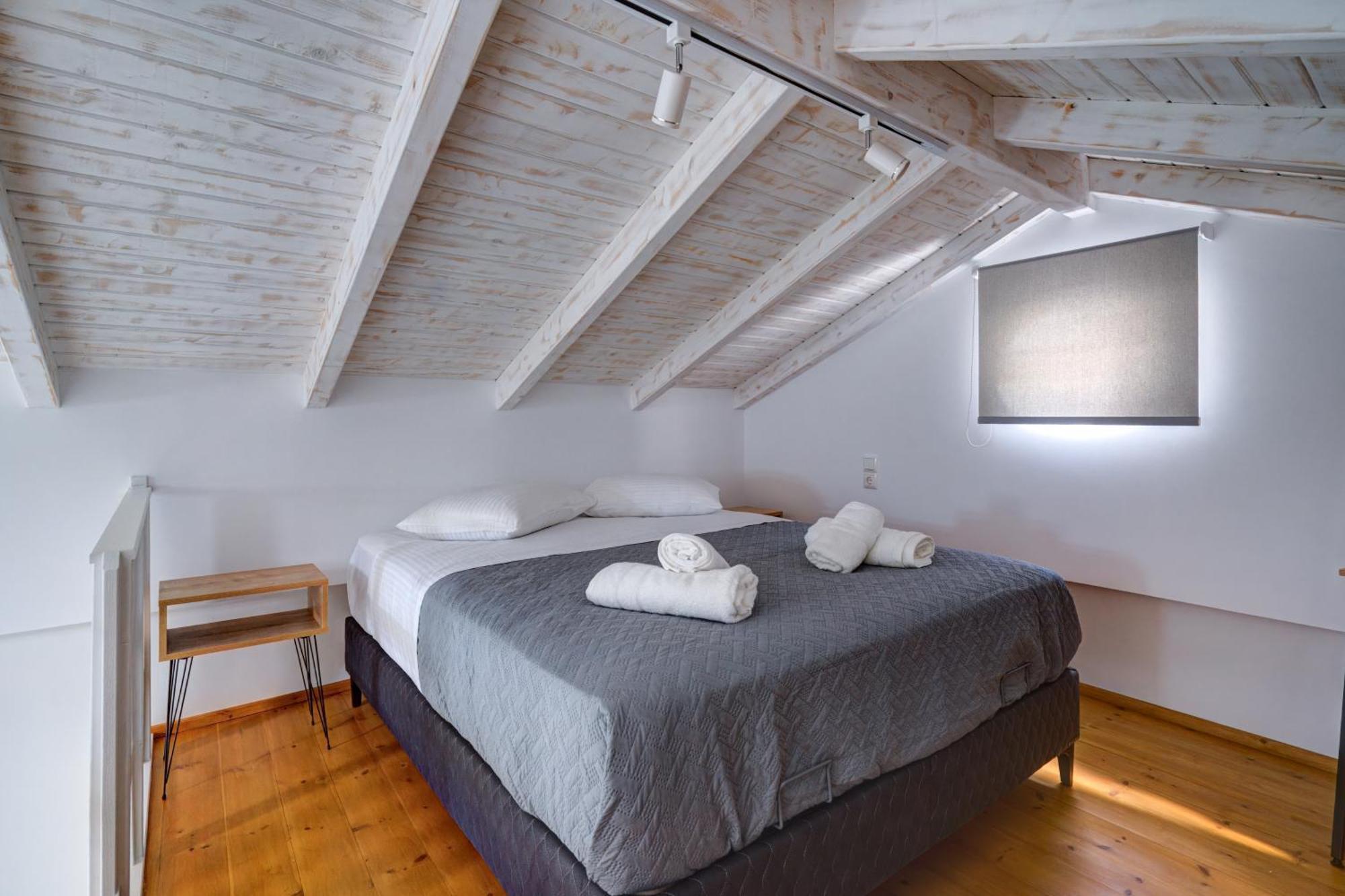 Molos Beachfront Apartments In Diakopto Eksteriør billede