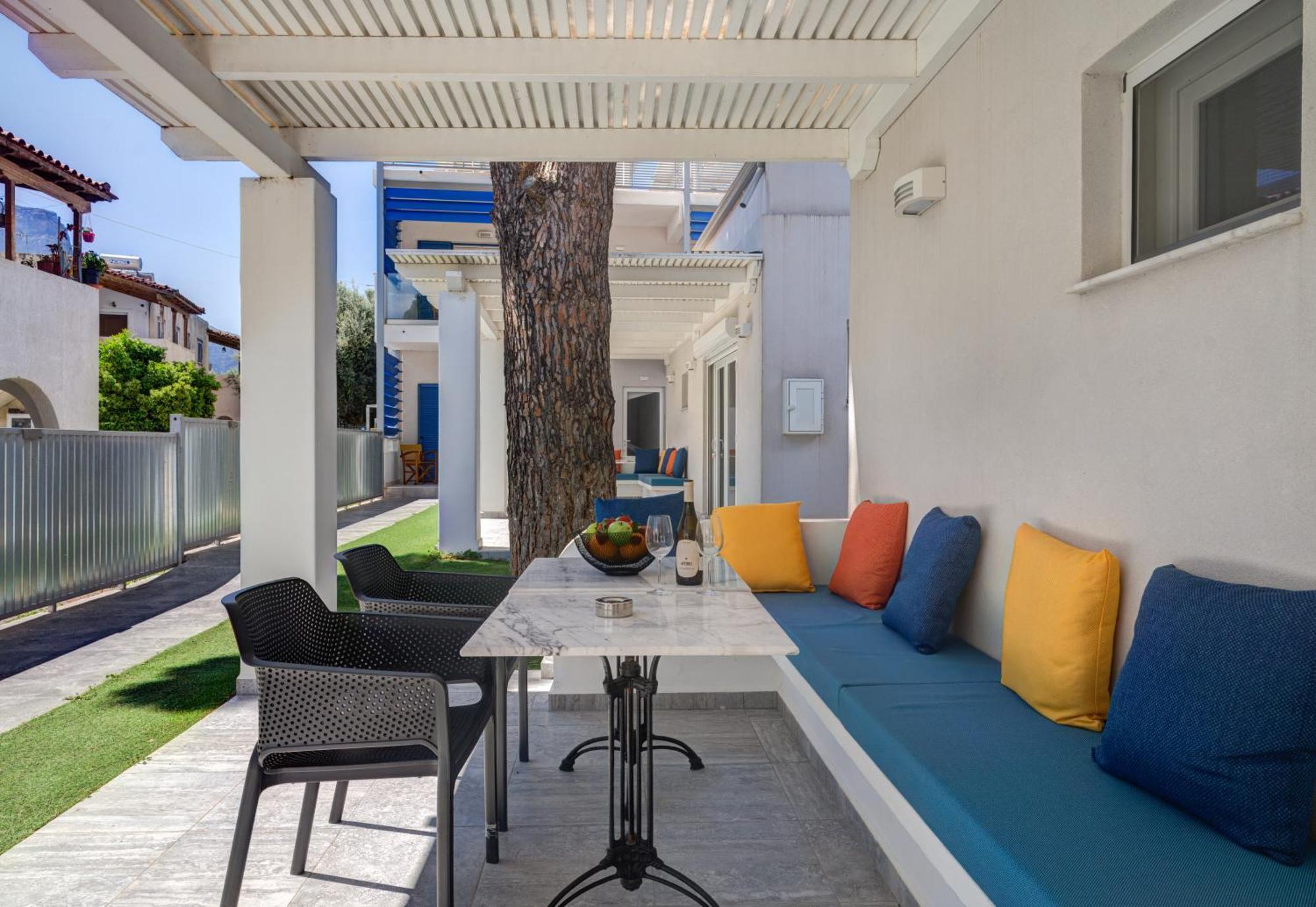 Molos Beachfront Apartments In Diakopto Eksteriør billede