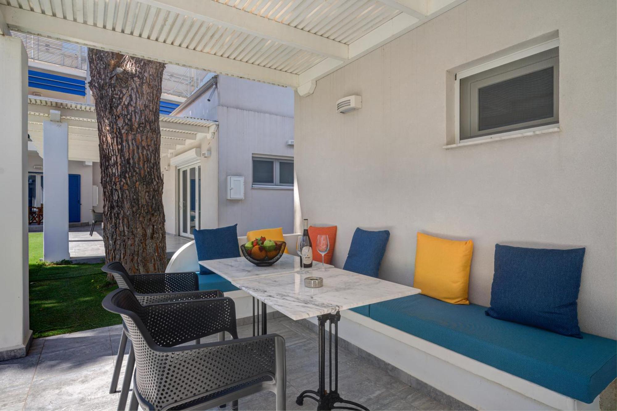 Molos Beachfront Apartments In Diakopto Eksteriør billede