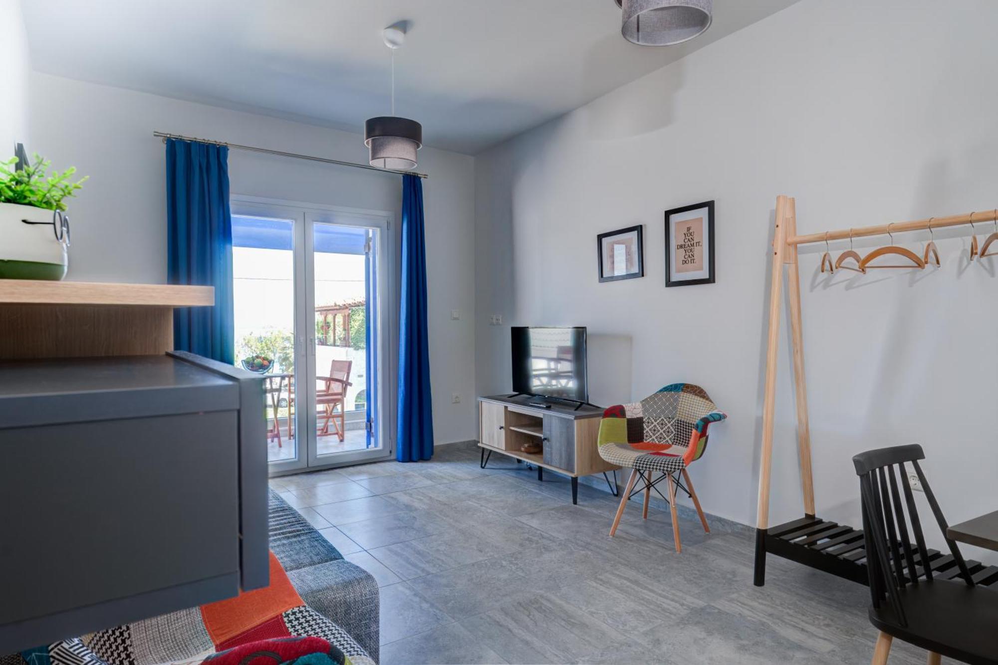 Molos Beachfront Apartments In Diakopto Eksteriør billede